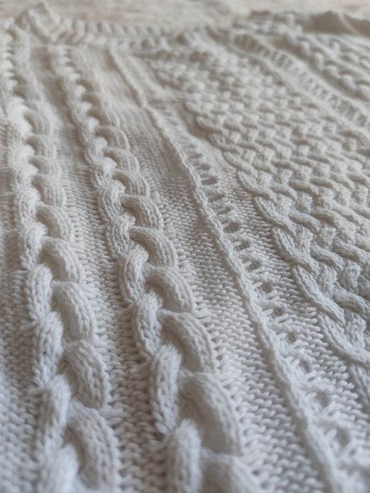 Тънък бял пуловер