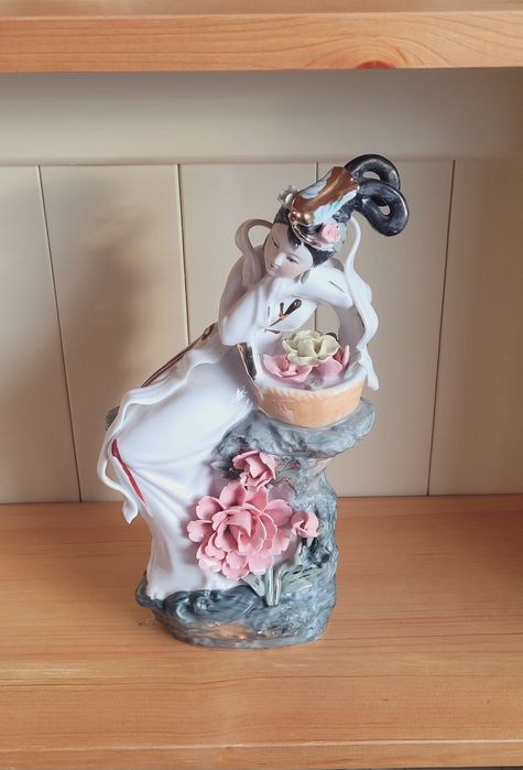 Декоративна порцеланова фигурка