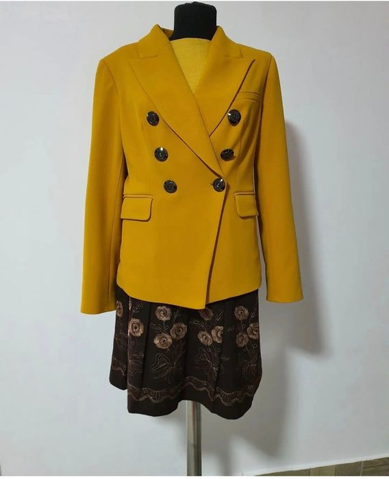 Fusta cu pliuri, material cu tinuta, cu flori cusute manual;