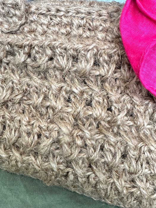 Плетена лятна чанта. Вътре има джоб за телефон.