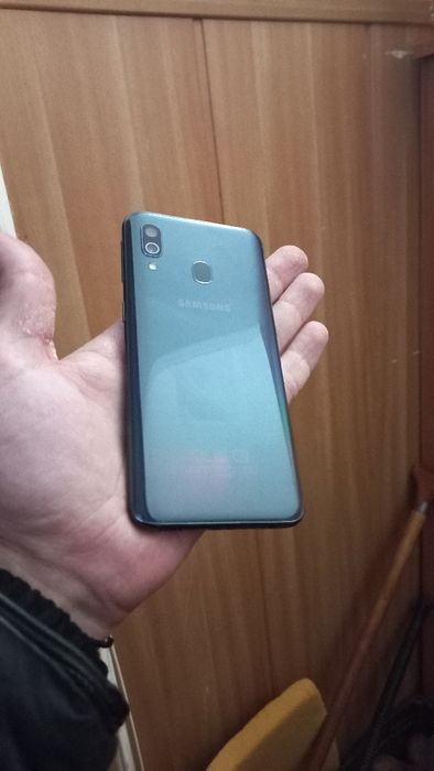 Продам самсунг А40 64гб