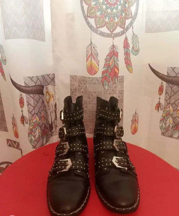 Продам женские ботинки