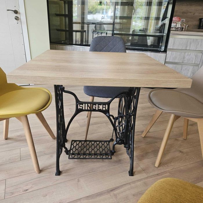 Маси 7бр с дебелина на плота 3,8 см , размери 80/80 и 28 бр столове