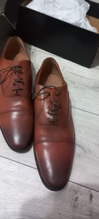 Pantofi de piele, noi, comozi și eleganți