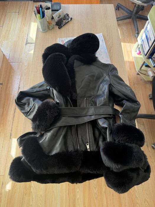 Продавам два броя зимни якета за момичета