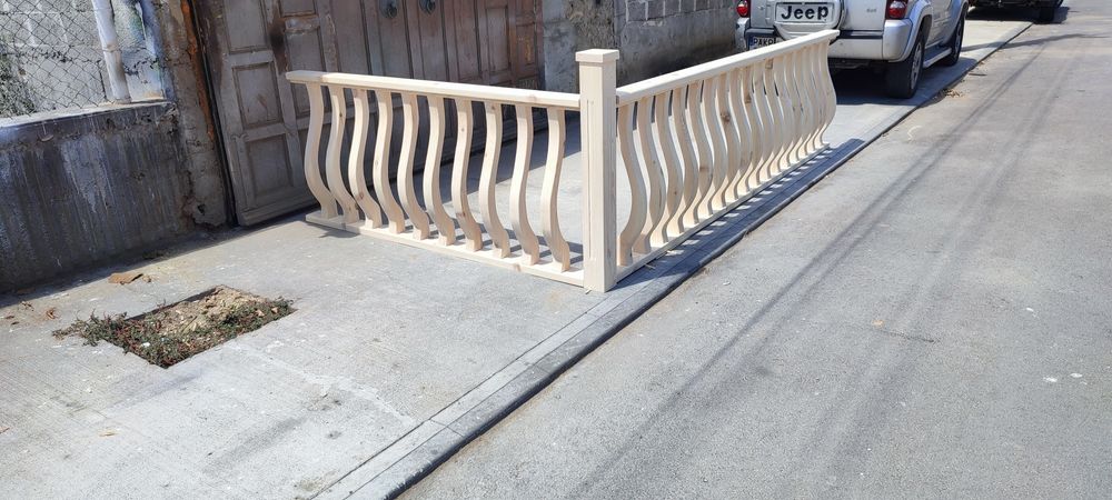 Дървен парапет от масив