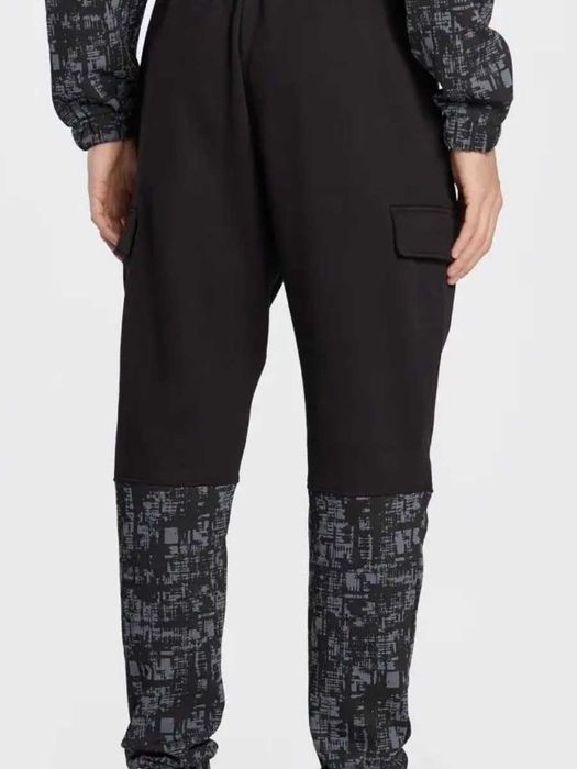 Спортивные брюки Emporio Armani.