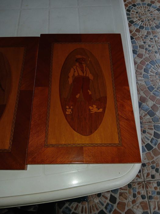 Vand 2 tablouri facute din intarsie de funir de mai multe feluri .