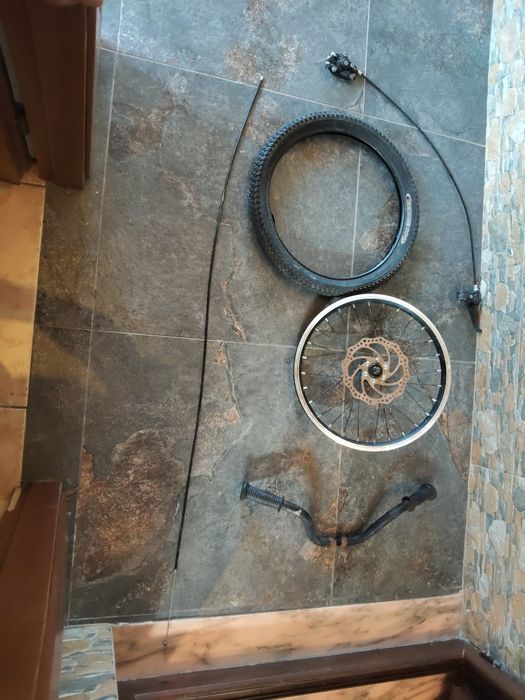 Vând frana hidraulica pe disc ,1 cauciucuri și ață de rezerva pentru frana  și coarne bicicleta(mai multe detalii in privat)