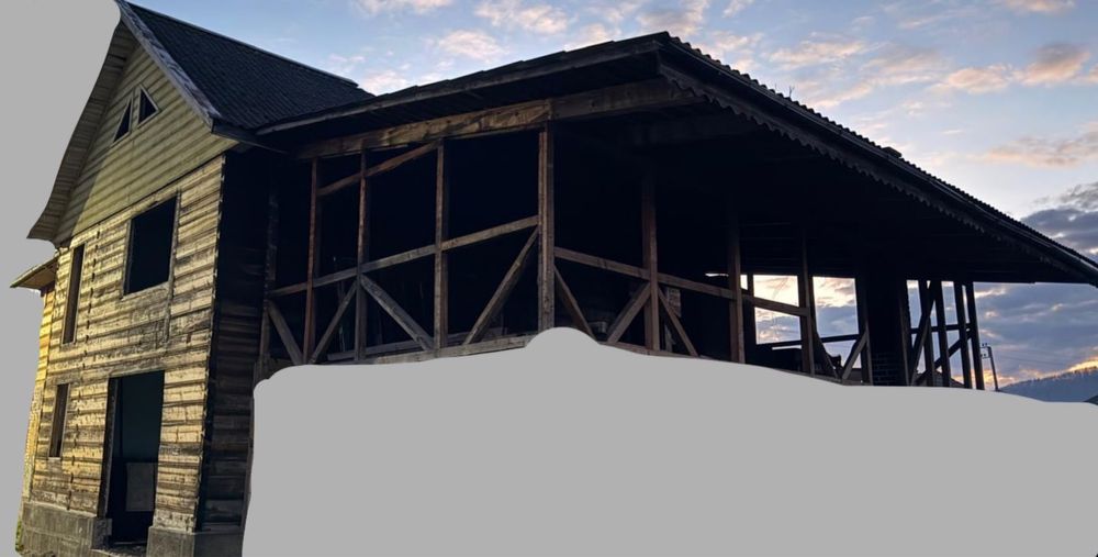 Lemn , casa pentru relocare. Vând tot lemnul inclusiv lambriurile de pe exterior care au fost demontate deja. Casa nu este demolată, 0747109176
