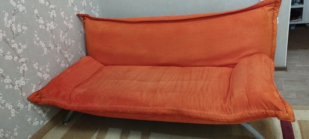 Продам диван с 2 креслами.
