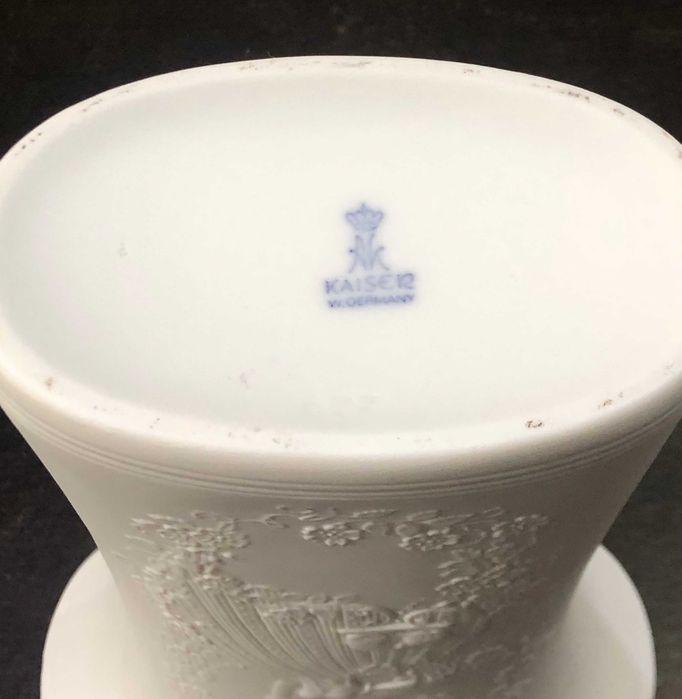 Vaza din portelan bisque Kaiser  W Germany, anii `80.