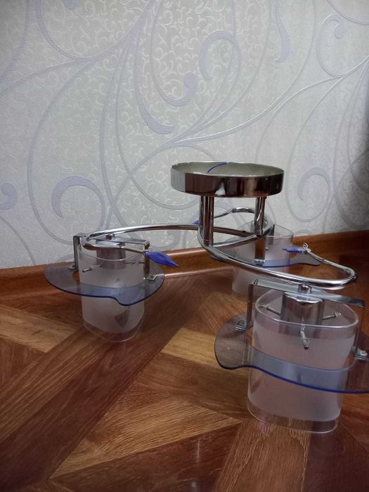 Продаю 2 Люстры красивые