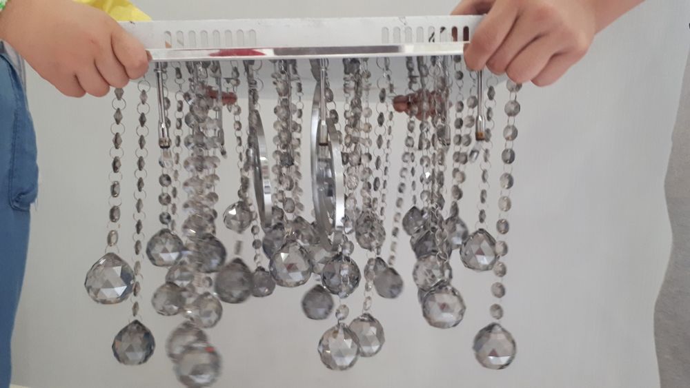 Красивая хрустальная люстра