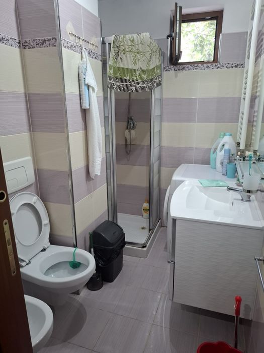 Închiriez apartament micro 17