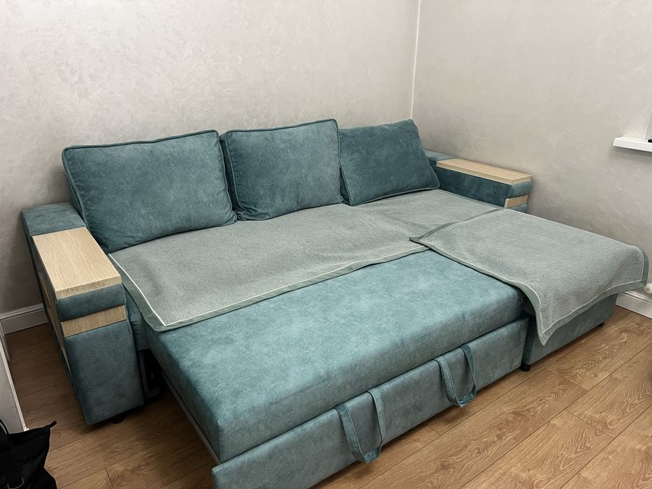 Диван зеленый в хорошем состоянии