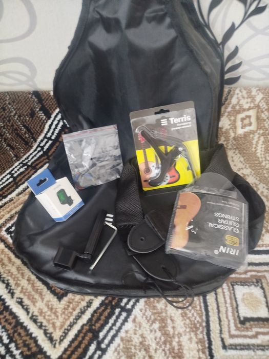 Гитара со струнами