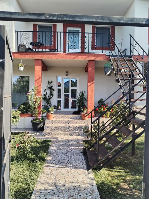 Inchiriez 4 camere vila Navodari