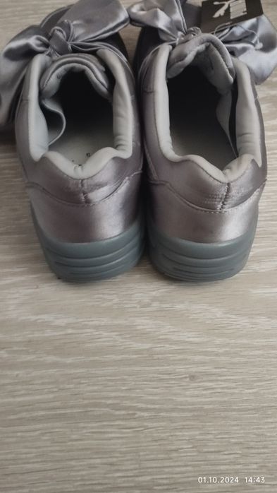 Кроссовки на девочку