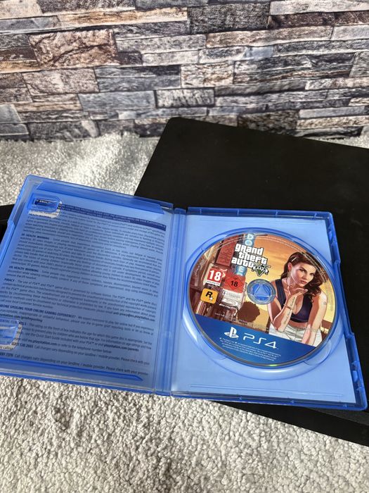 PS4 Slim 1 TB cu GTA 5.