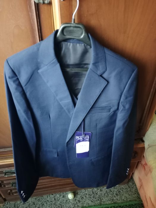 Костюм тройка.продам 42 размер