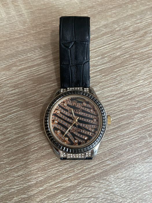 Продавам дамски часовник