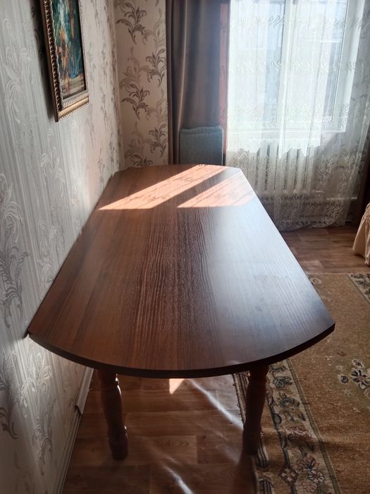 Стол в хорошем состоянии