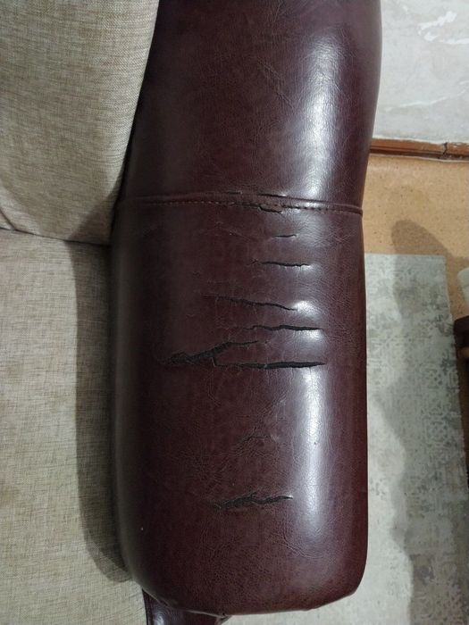 Кресла и диван недорого, есть дефекты