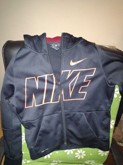 Дамско Nike горнище.Размер М, Отлично състояние.