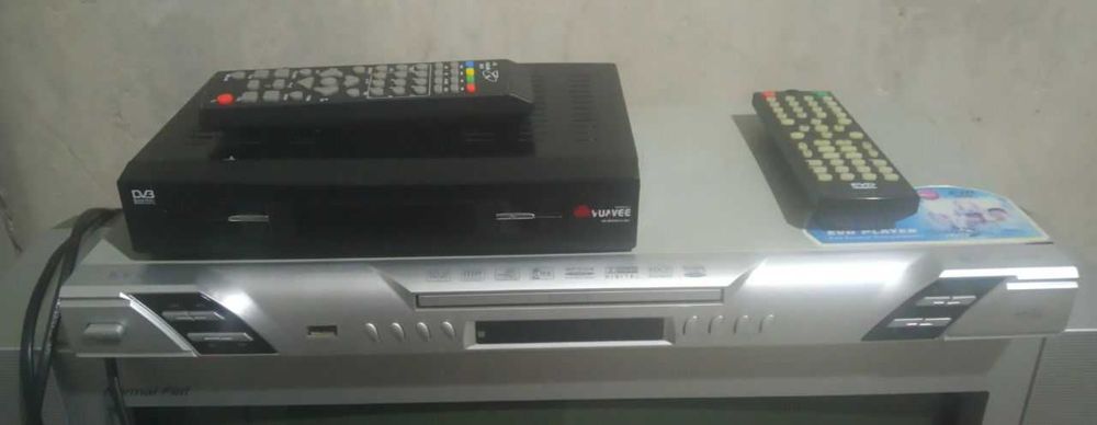 Телевизор с DVD, Тюнером, Антенной, Столиком и Дисками