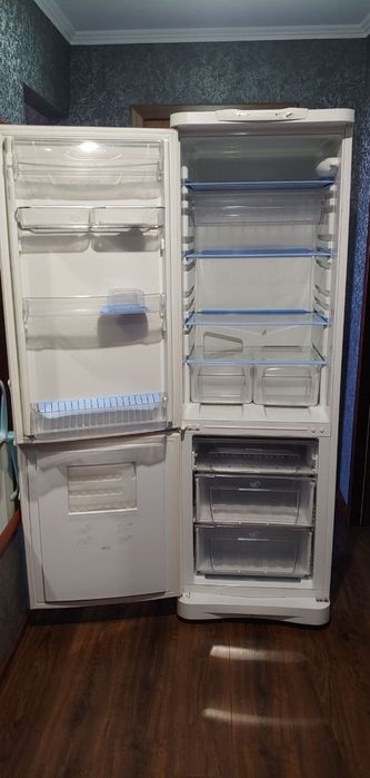 Холодильник Indesit в отличном состоянии