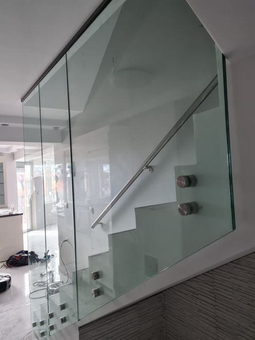 Алуминиев парапет и стъклени системи. Навеси от алуминиеви профили.