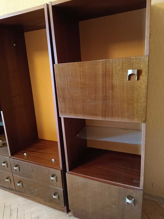 Продавам малка стара лакирана секция и четирикрилен гардероб