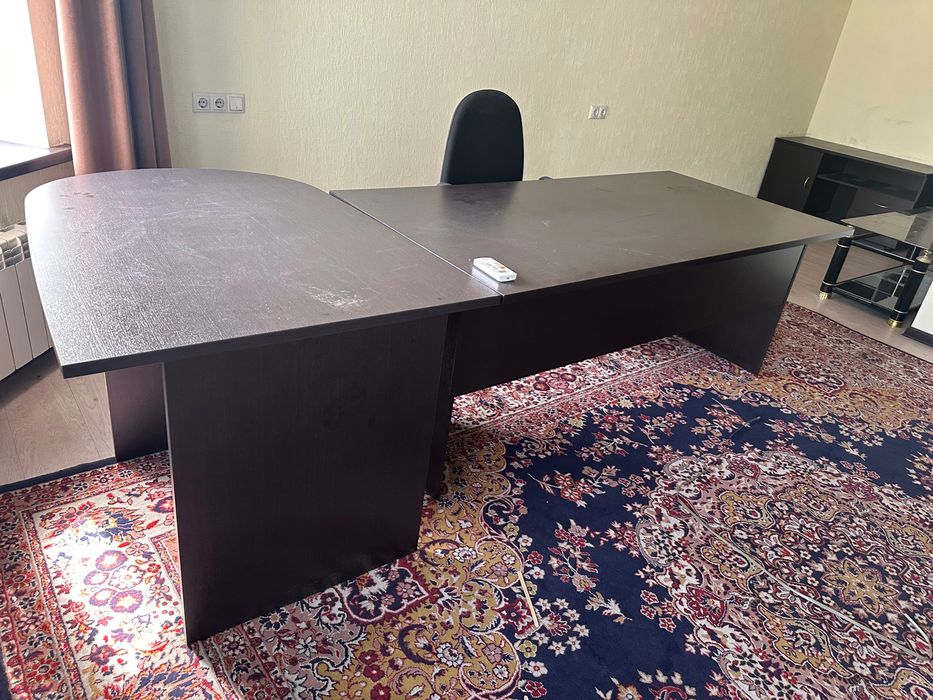 Офисную мебель со стульями