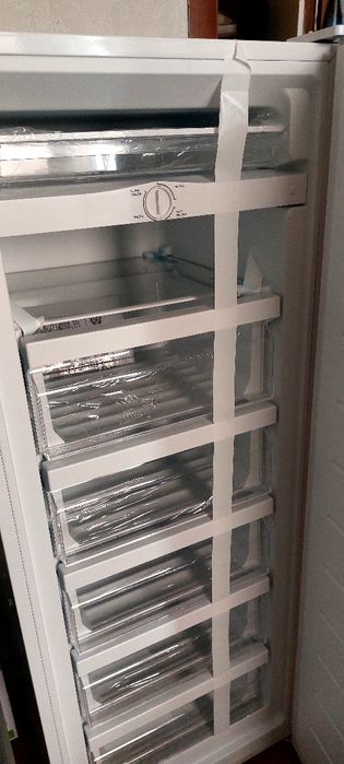 Продам морозильник новый AVA