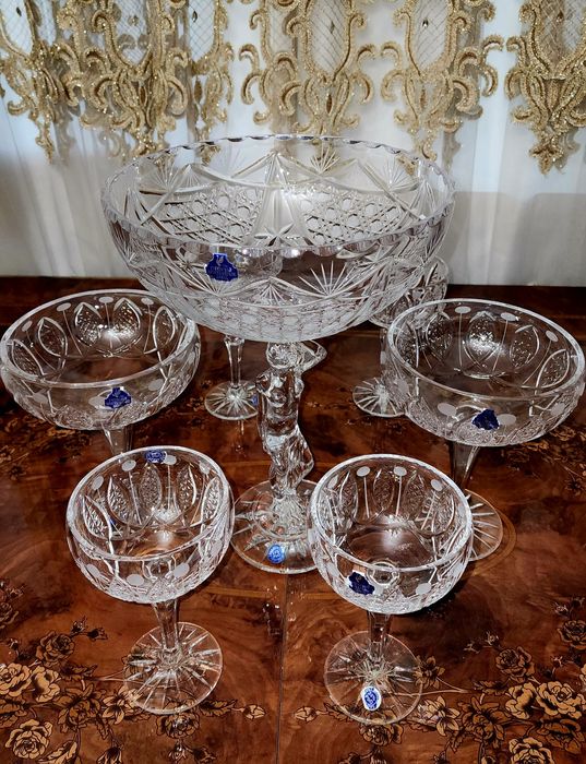 Хрустальные вазочки "Вишенка" на высоких  фигурных ножках.