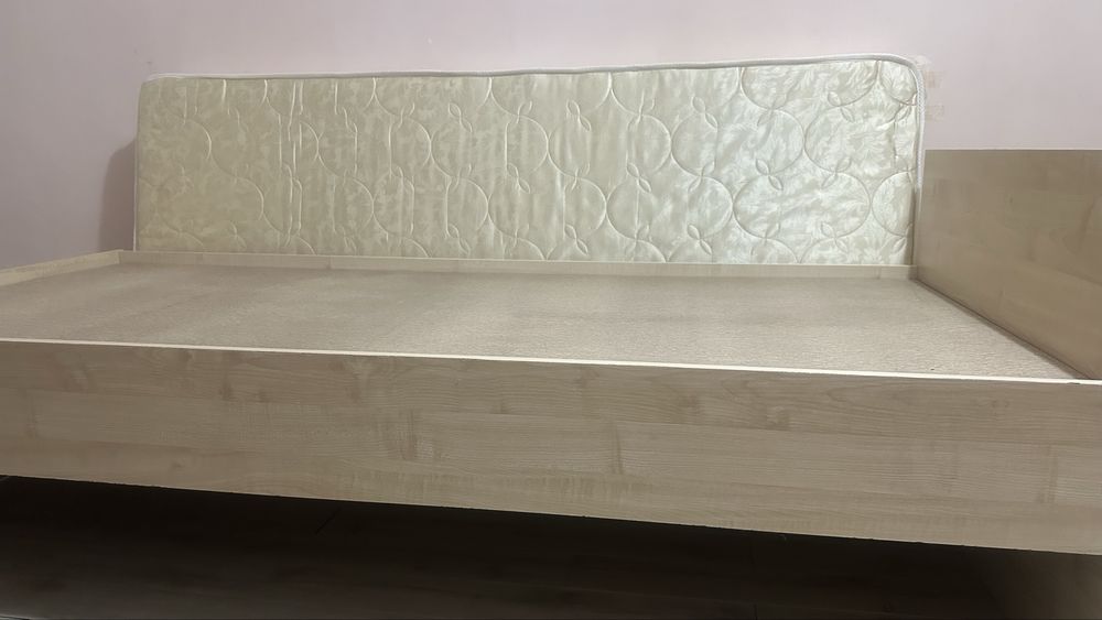 Односпальная кровать с матрасом