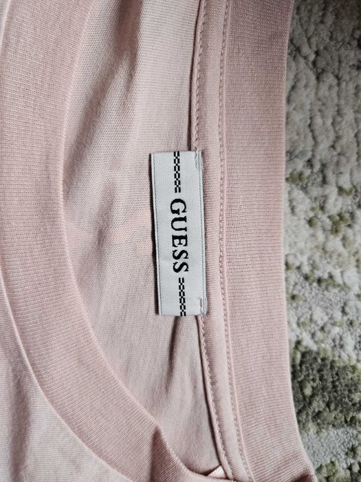 Tricou Guess roz, marimea L pentru femei.