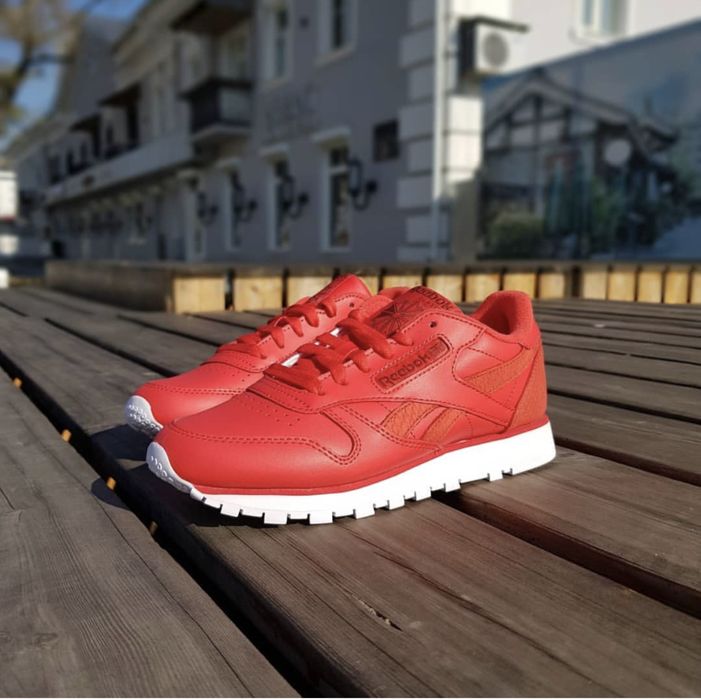 Кроссовки женские