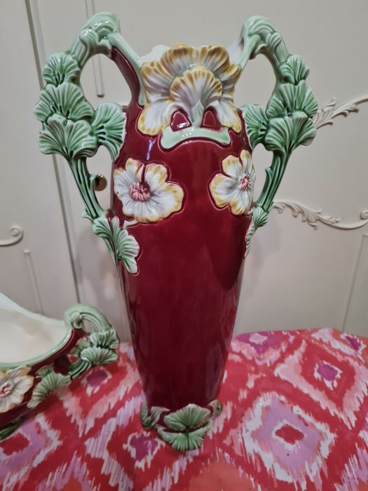 Vând set compus din 3bucati 2vaze 1Jardinieramajolică, art nouveau,