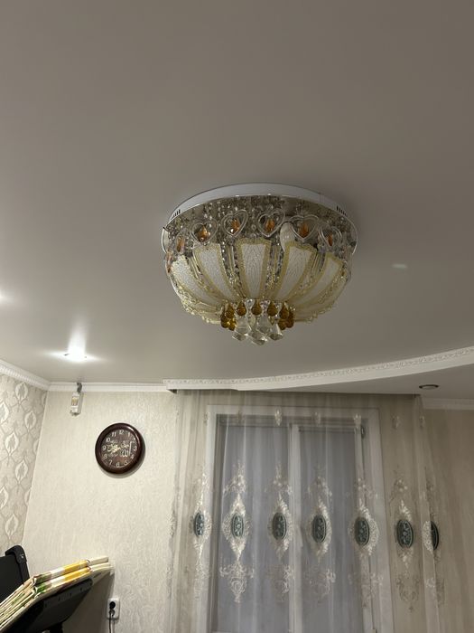 Люстра красивая в хорошем состояние