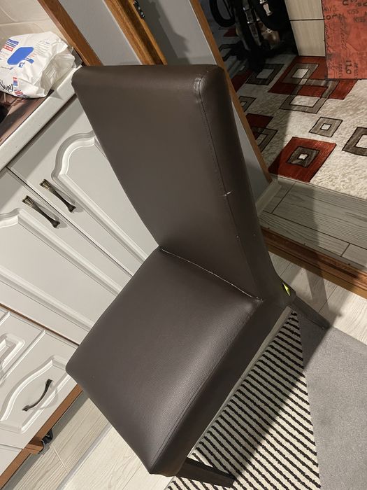 Scaune din stofa si piele artificiala