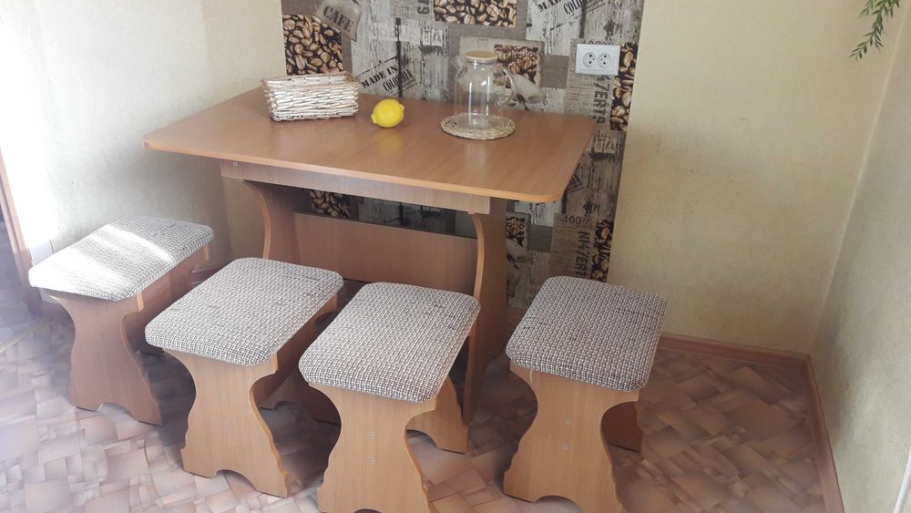 кухонный стол с табуретками