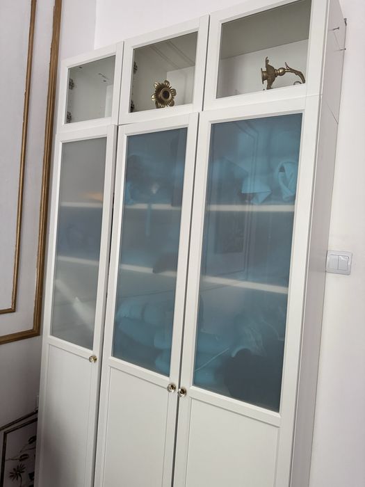 Vând bibliotecă IKEA BILLY albă uși din sticlă