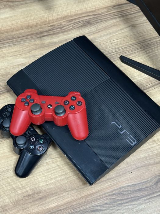 Прошитая PlayStation 3 Super Slim + 2 геймпада