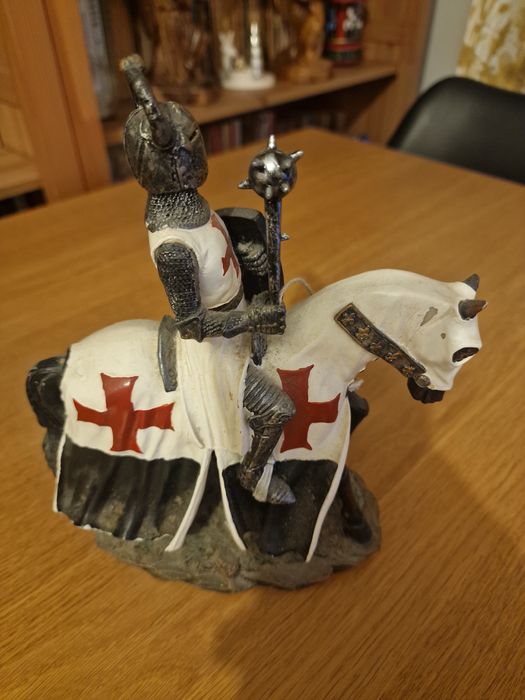 Statueta Cavaler Medieval Templier pe Cal 22 cm, alb cu rosu