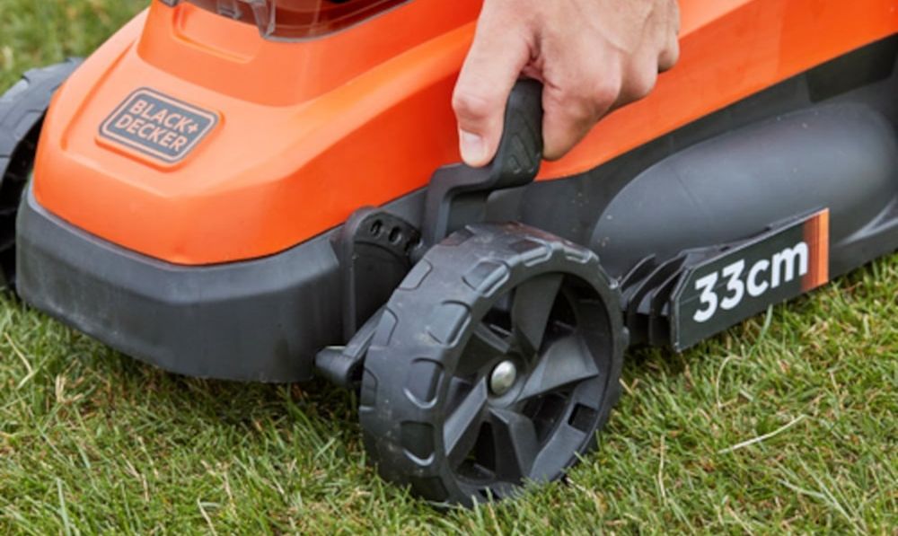 Vând mașină de tuns iarba Black & Decker pe acumulator- noua