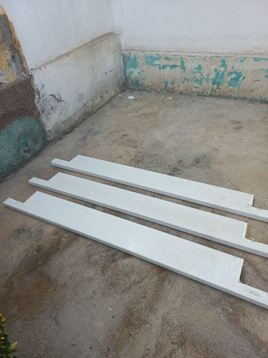 Рама с окнами, и акфа подоконикками в комплекте.