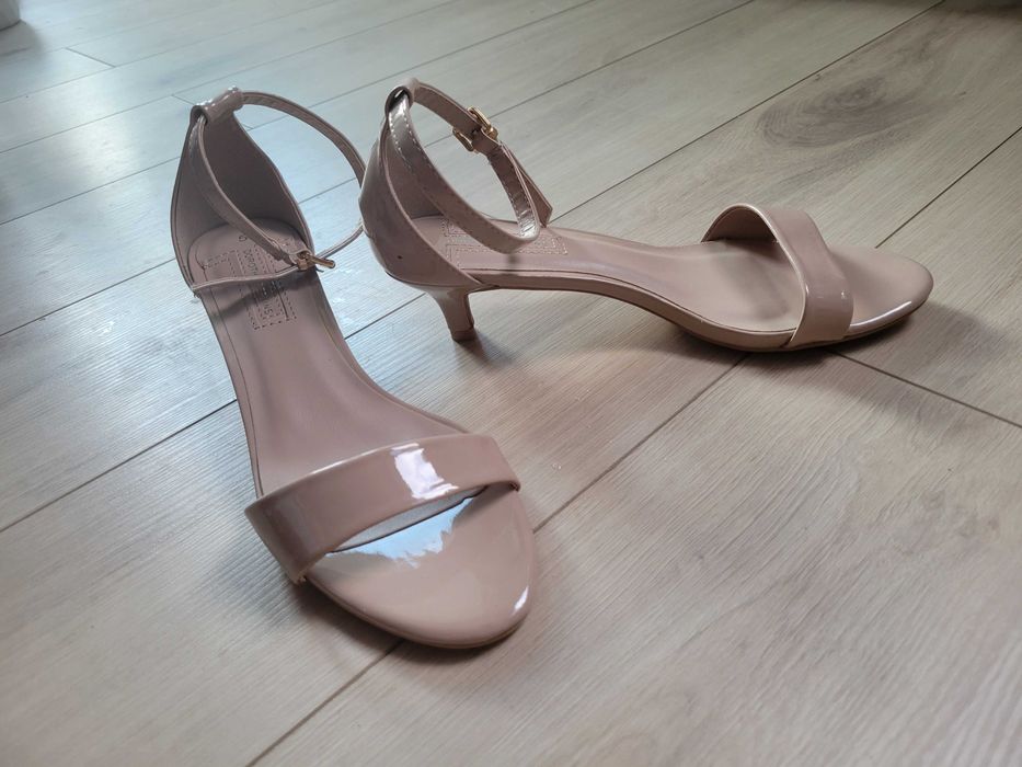 Сандали лак , нови, неносени