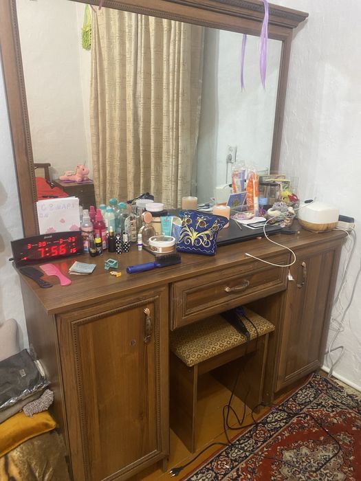 Трюмо для спальни со стулом Kresloli yotoqxona uchun kiyinish stoli